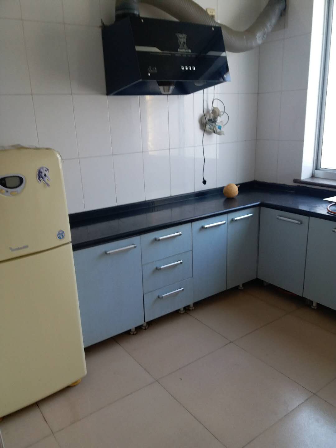 繽紛上街附近的一樓出租，家具家電齊全，拎包入住