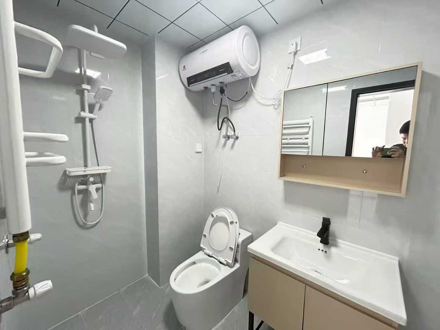 【出租】山偉學(xué)府電梯8樓南向家具家電齊全900