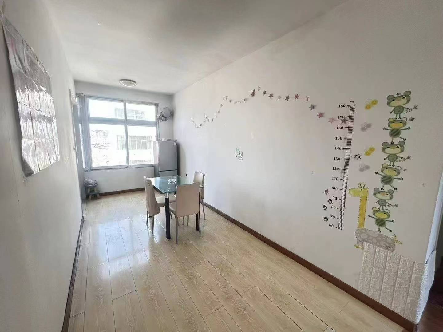 大潤發(fā)旁貼地四樓三室800