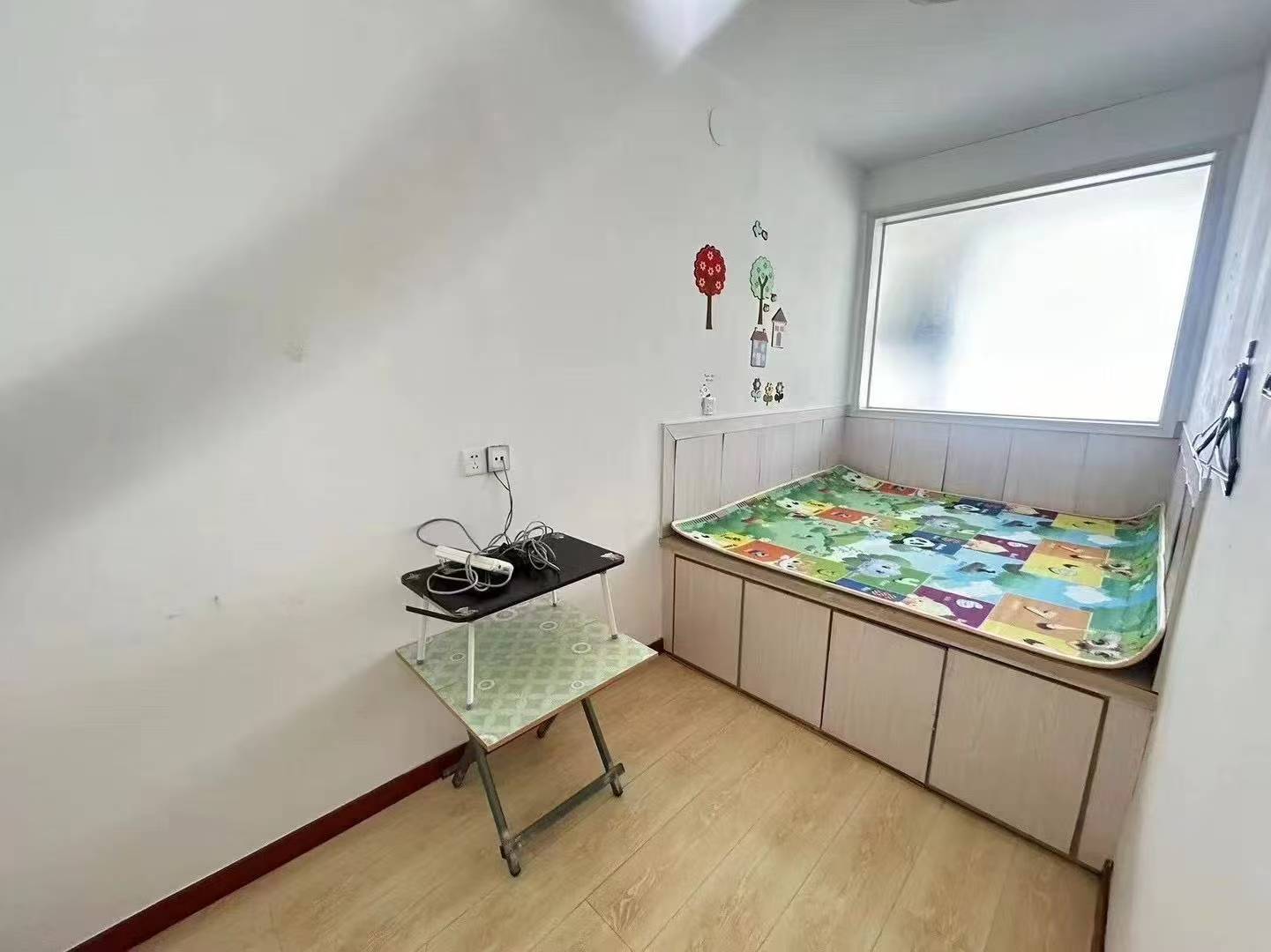 大潤發(fā)旁貼地四樓三室800