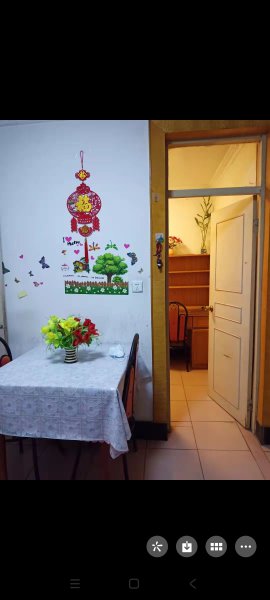 實(shí)驗(yàn)中學(xué)西，距離中小學(xué)幼兒園不足10分鐘，距離小市場50米
