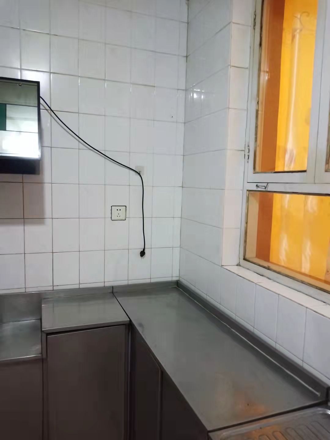 實(shí)驗(yàn)中學(xué)西，距離中小學(xué)幼兒園不足10分鐘，距離小市場50米