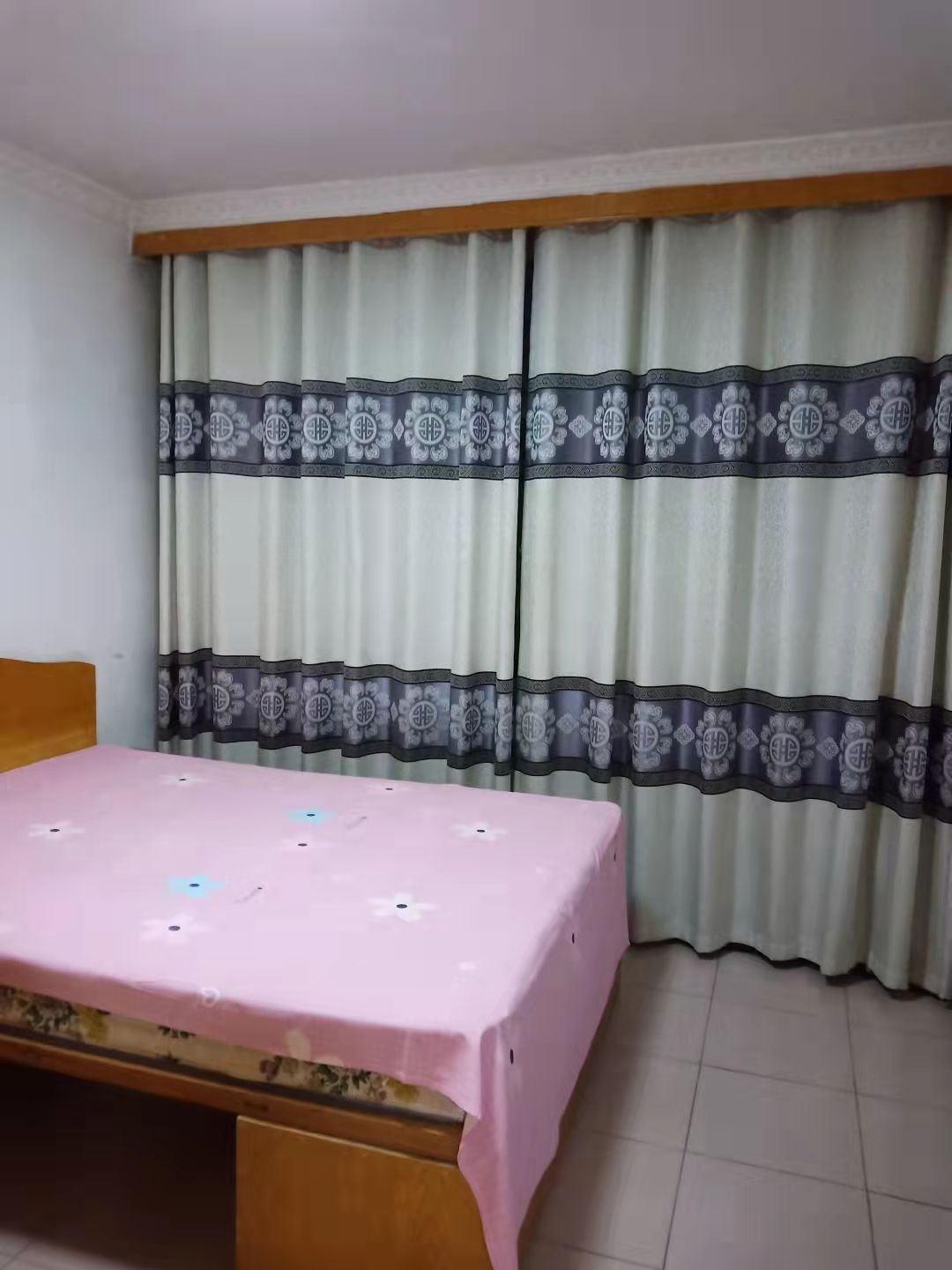 實(shí)驗(yàn)中學(xué)西，距離中小學(xué)幼兒園不足10分鐘，距離小市場50米