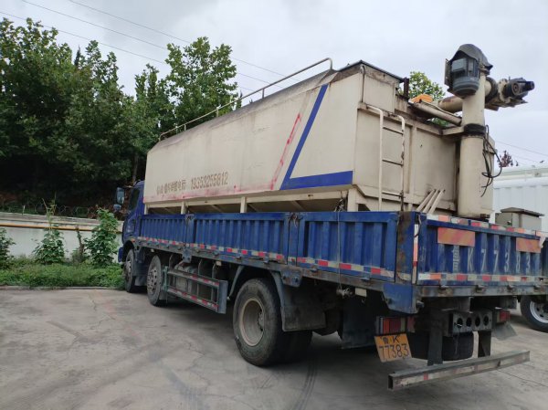 出售國五7.2米平板加罐散料車