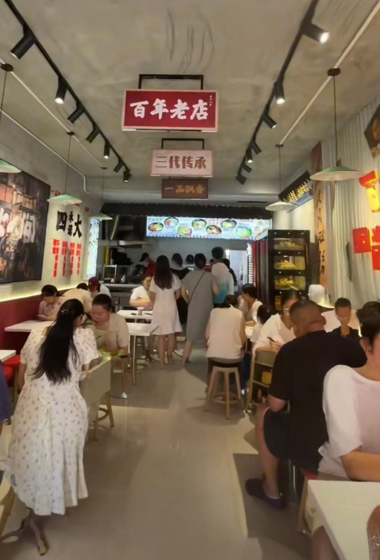 步行街營業(yè)中米線店轉(zhuǎn)讓
