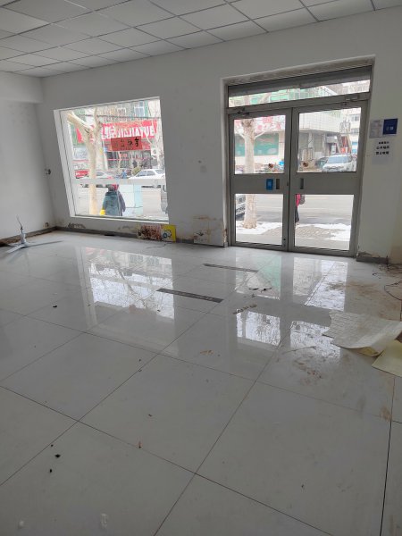 文登區(qū)五龍街家家悅超市對面，臨街商鋪，適合水果超市，足療