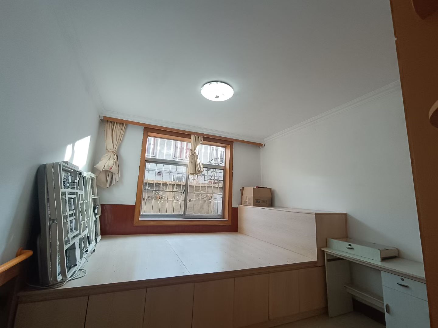 @出租:800/月，實(shí)驗(yàn)身后一樓帶院!