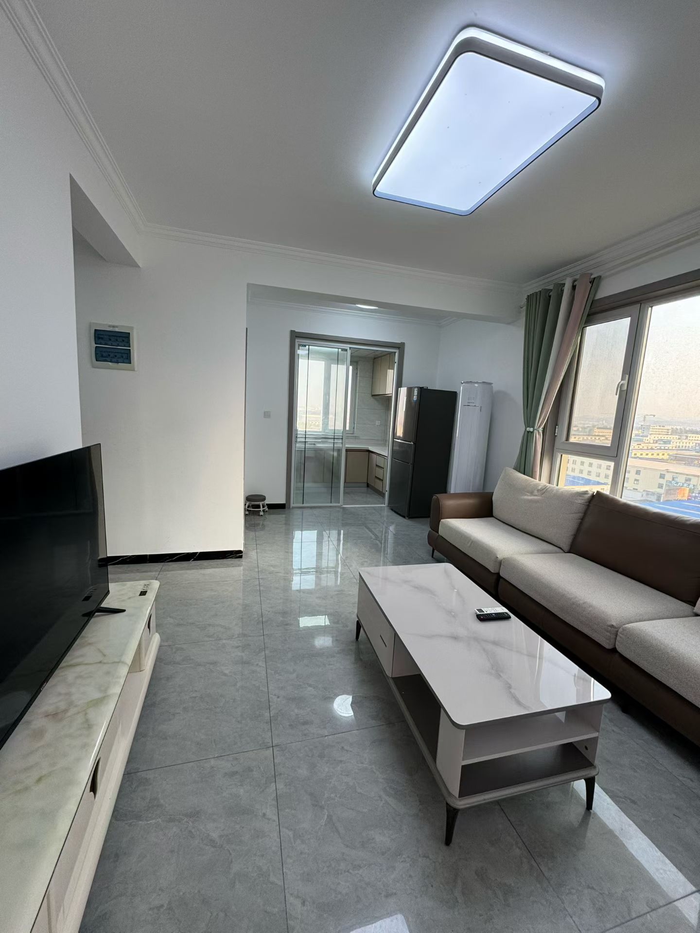 @出租:1400，宇程陽(yáng)光，電梯精裝3室!