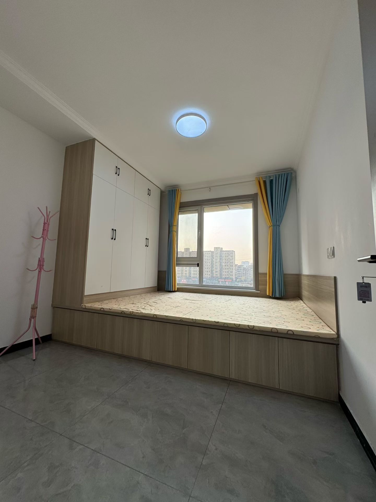 @出租:1400，宇程陽(yáng)光，電梯精裝3室!