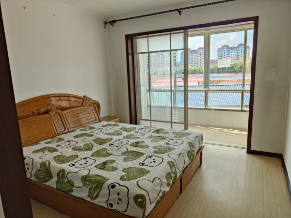 老一中對(duì)面，金泰小區(qū)住人二樓出租，拎包入住，年租，非誠(chéng)勿擾。