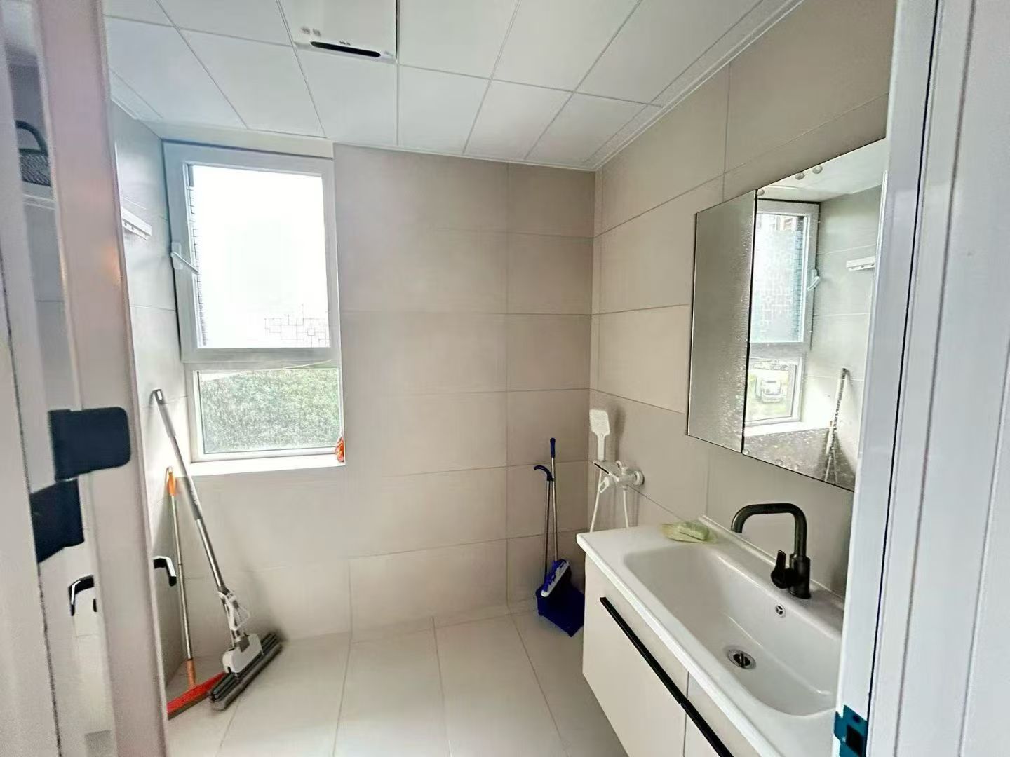 可短租山偉學(xué)府，電梯南向900一個月