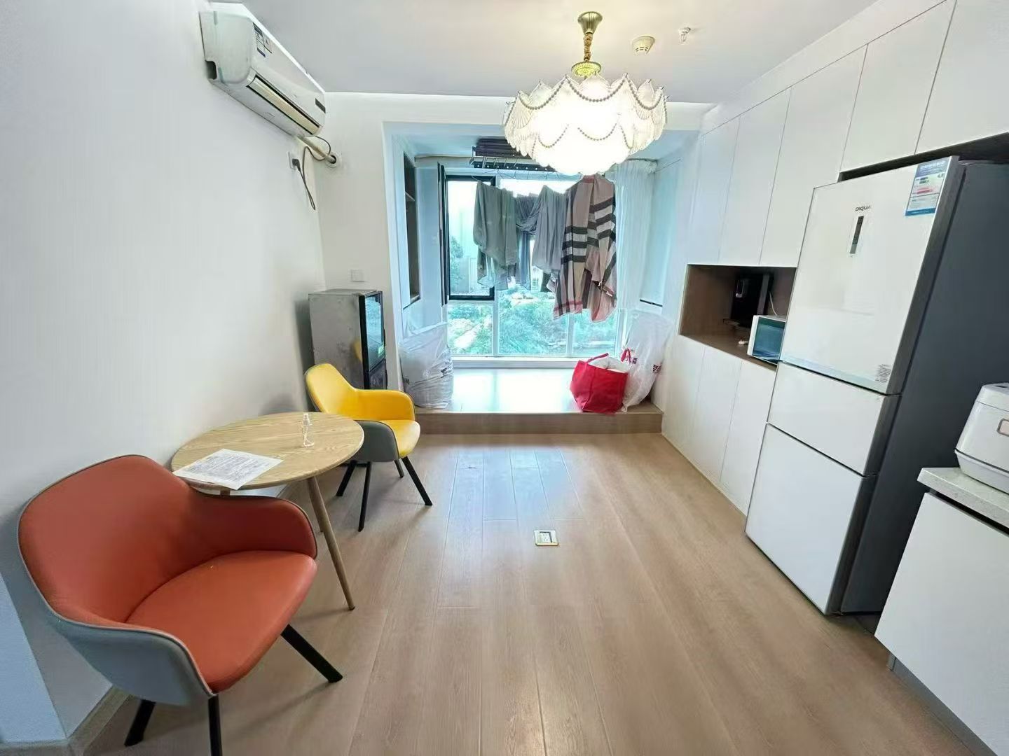 可短租山偉學(xué)府，電梯南向900一個月