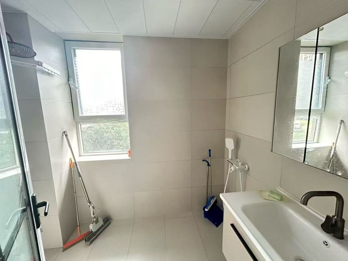 可短租山偉學(xué)府，電梯南向900一個月