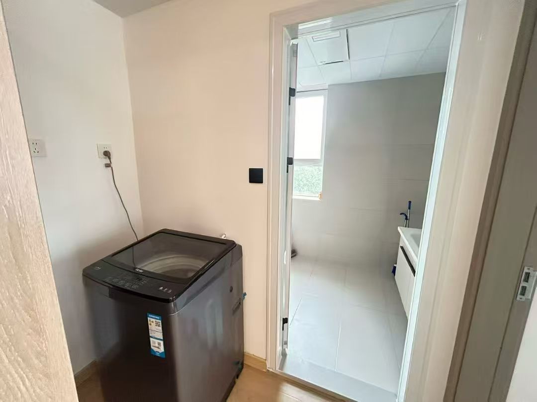 可短租山偉學(xué)府，電梯南向900一個月