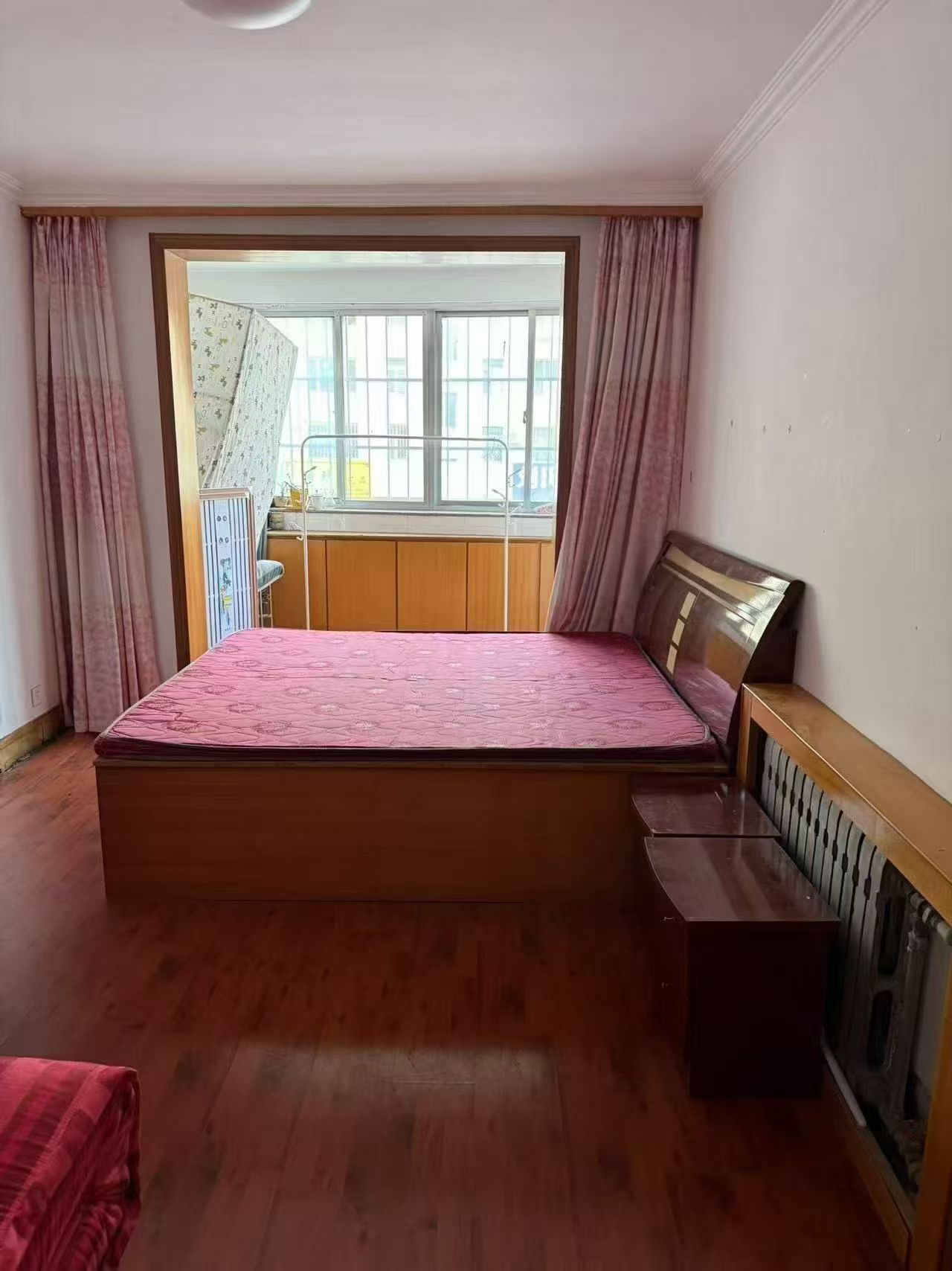 西樓一樓，雙氣齊全兩室650一個(gè)月，