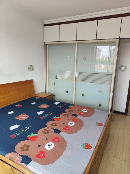 老一中對面，金泰小區(qū)住人二樓出租，拎包入住，年租，非誠勿擾。