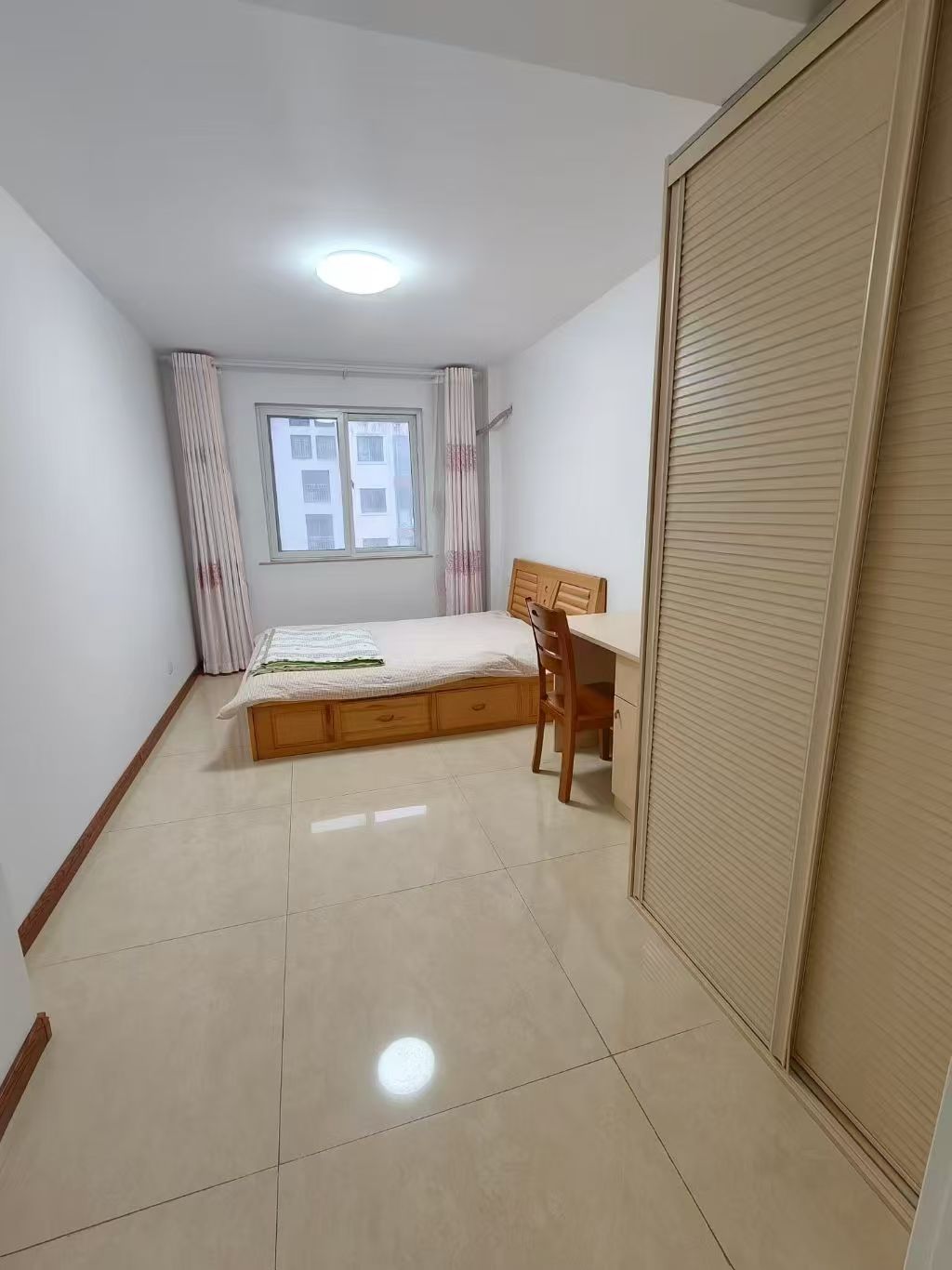 山川文苑多層五樓頂二151平三室兩衛(wèi)月租1300元