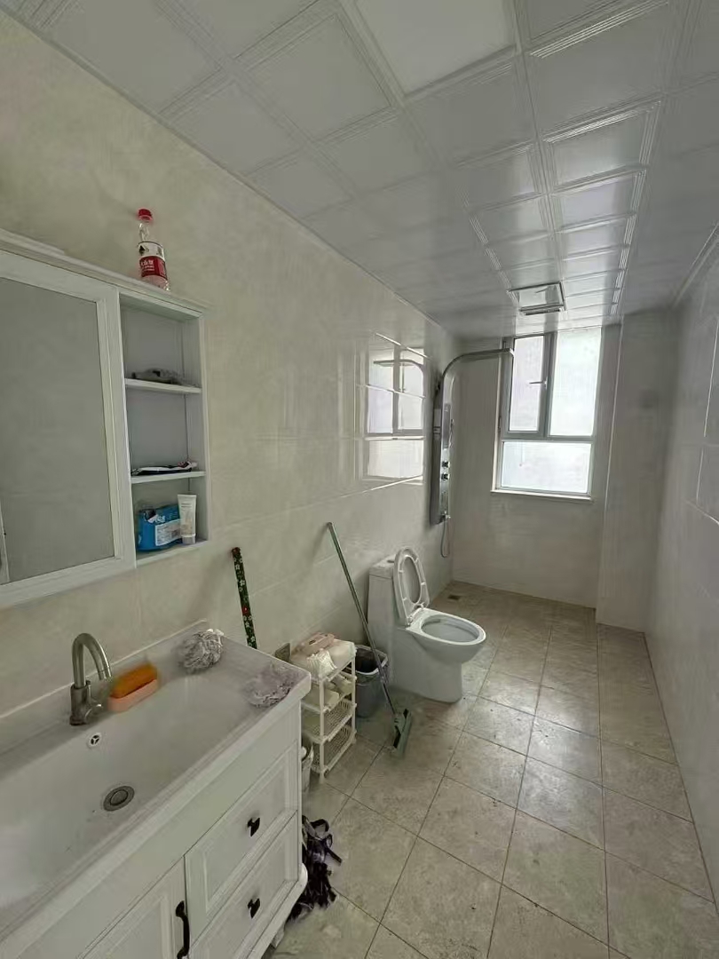 天山水尚洋房二樓150平三室兩衛(wèi)1100元/月