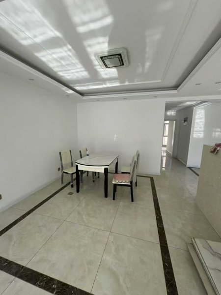 天山水尚洋房二樓150平三室兩衛(wèi)1100元/月