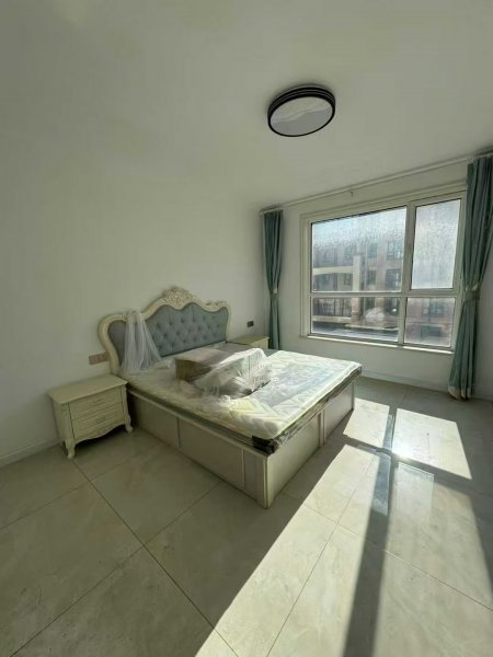 天山水尚洋房二樓150平三室兩衛(wèi)1100元/月