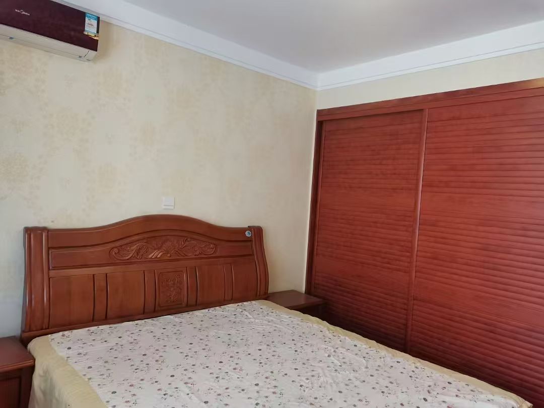 御臨華府三室兩衛(wèi)純實(shí)木中式裝修1600/月