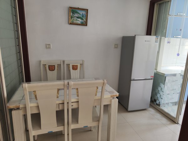 老一中對面，金泰小區(qū)住人二樓出租，拎包入住，年租，非誠勿擾。