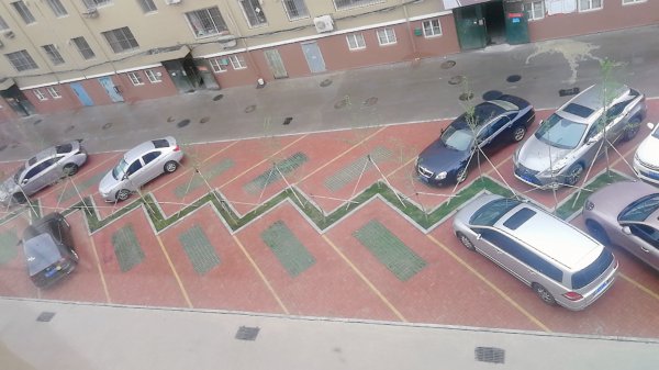 老一中對面，金泰小區(qū)住人二樓出租，拎包入住，年租，非誠勿擾。