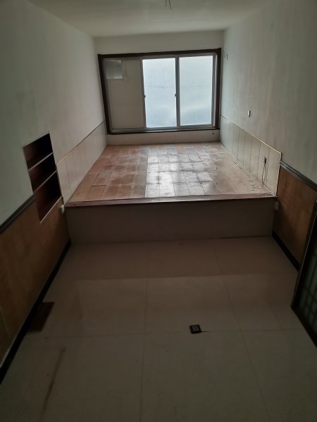 龍山路7天連鎖酒店樓下的臨街門市房出租 龍山路7天連鎖酒店樓下的臨街門市房出租