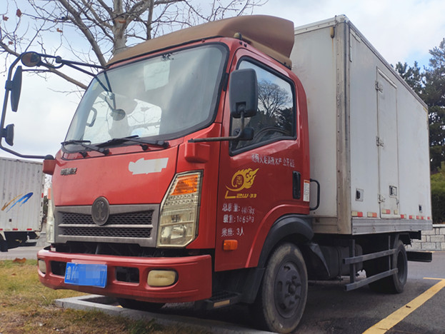 2018年重汽3米8保溫廂貨寬體