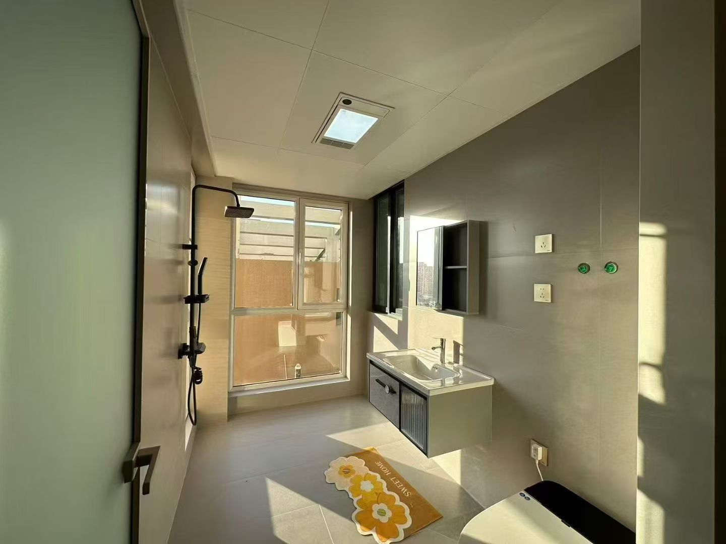 中央龍灣電梯17樓124平三室精裝修 未住69.8萬(wàn) 中央龍灣電梯17樓124平三室精裝修 未住69.8萬(wàn)