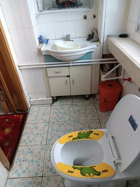 金山花園兩室一廳出租，家具家電齊全