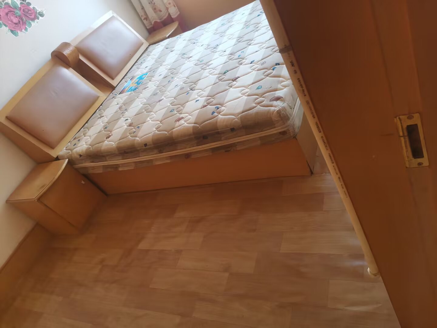 大潤發(fā)肯德基門往北500米路東，三里河路15號