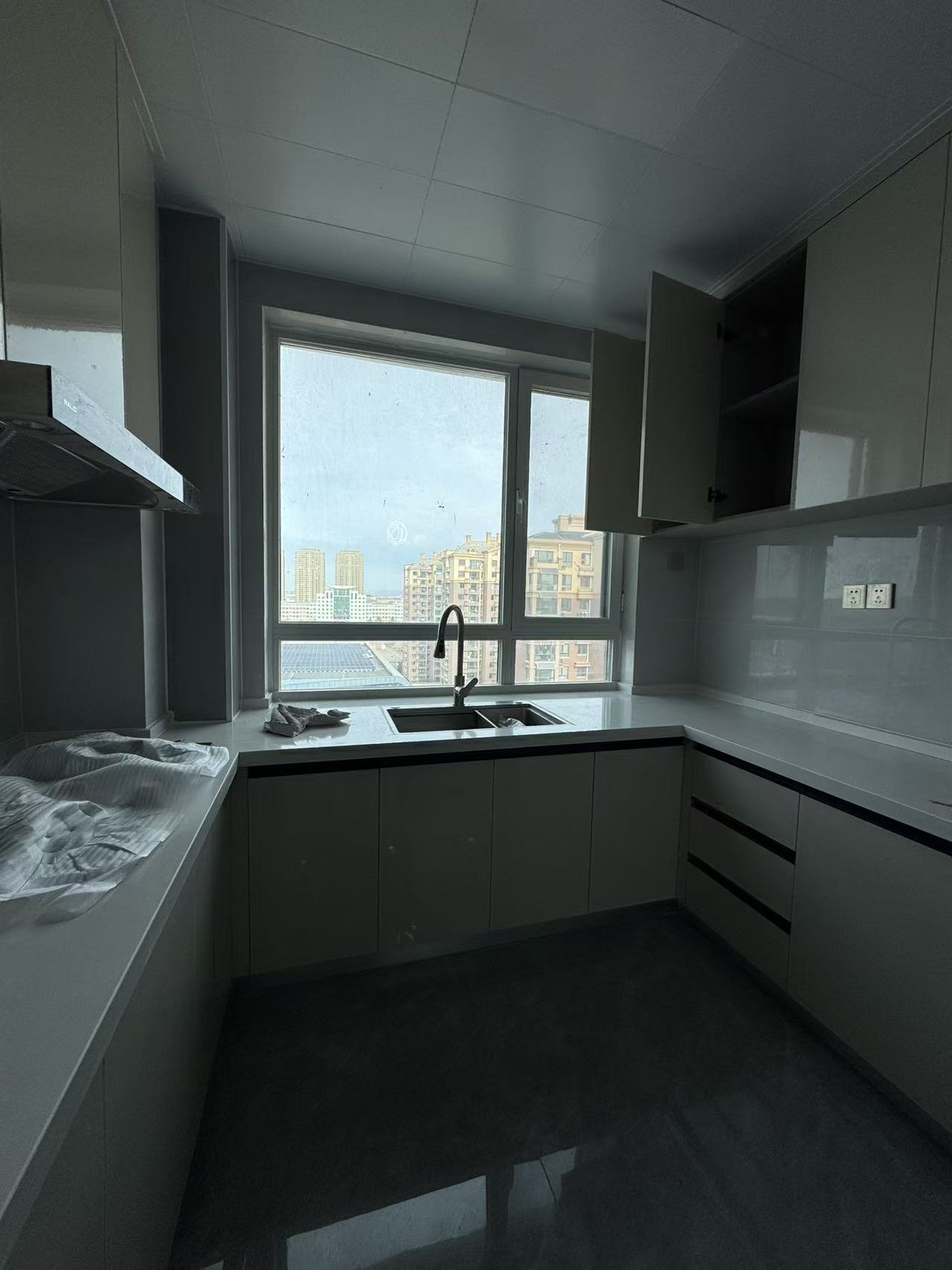 @1600/月，首次出租人和國際，電梯精裝2室