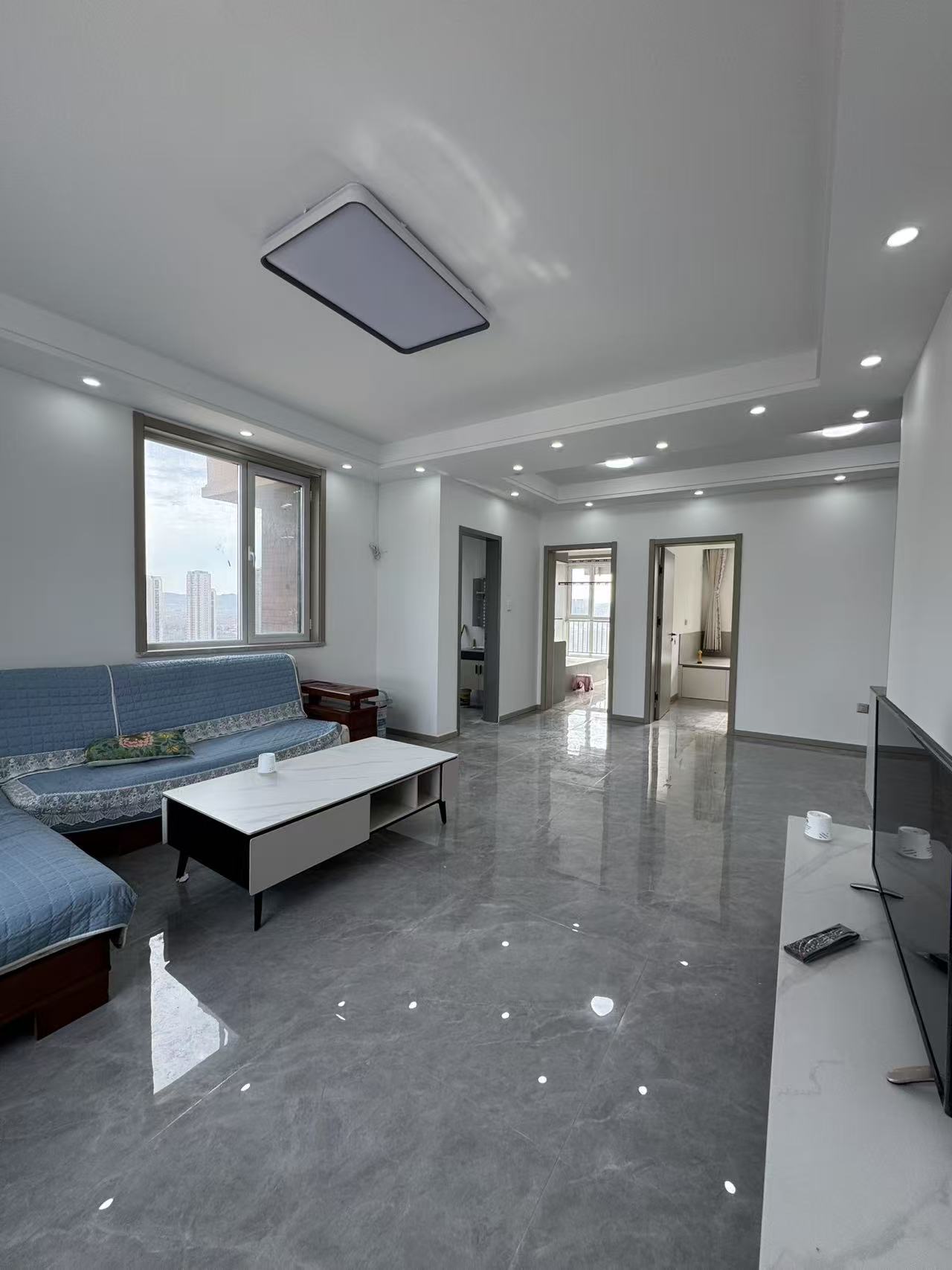 @1600/月，首次出租人和國際，電梯精裝2室