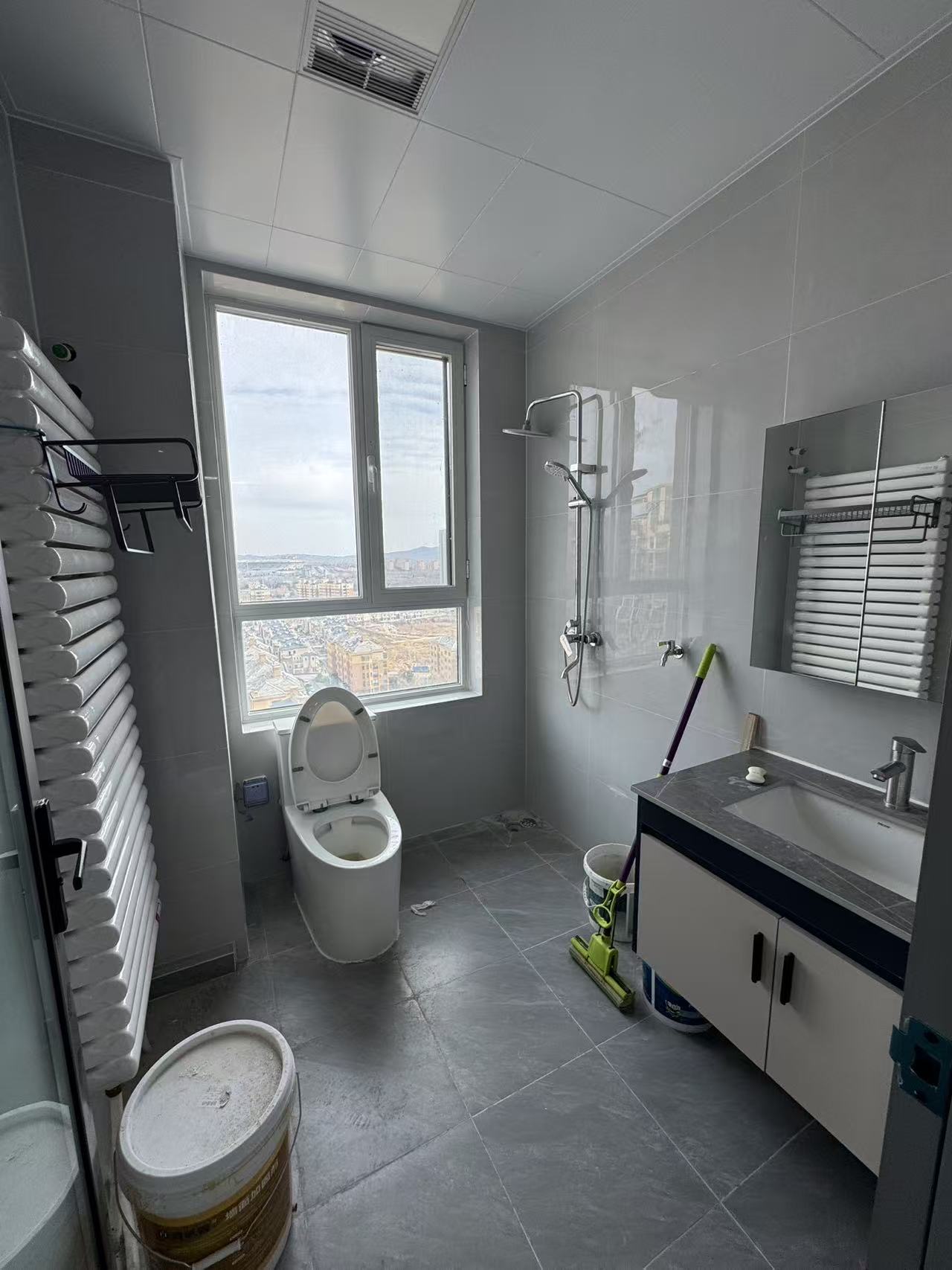 @1600/月，首次出租人和國際，電梯精裝2室