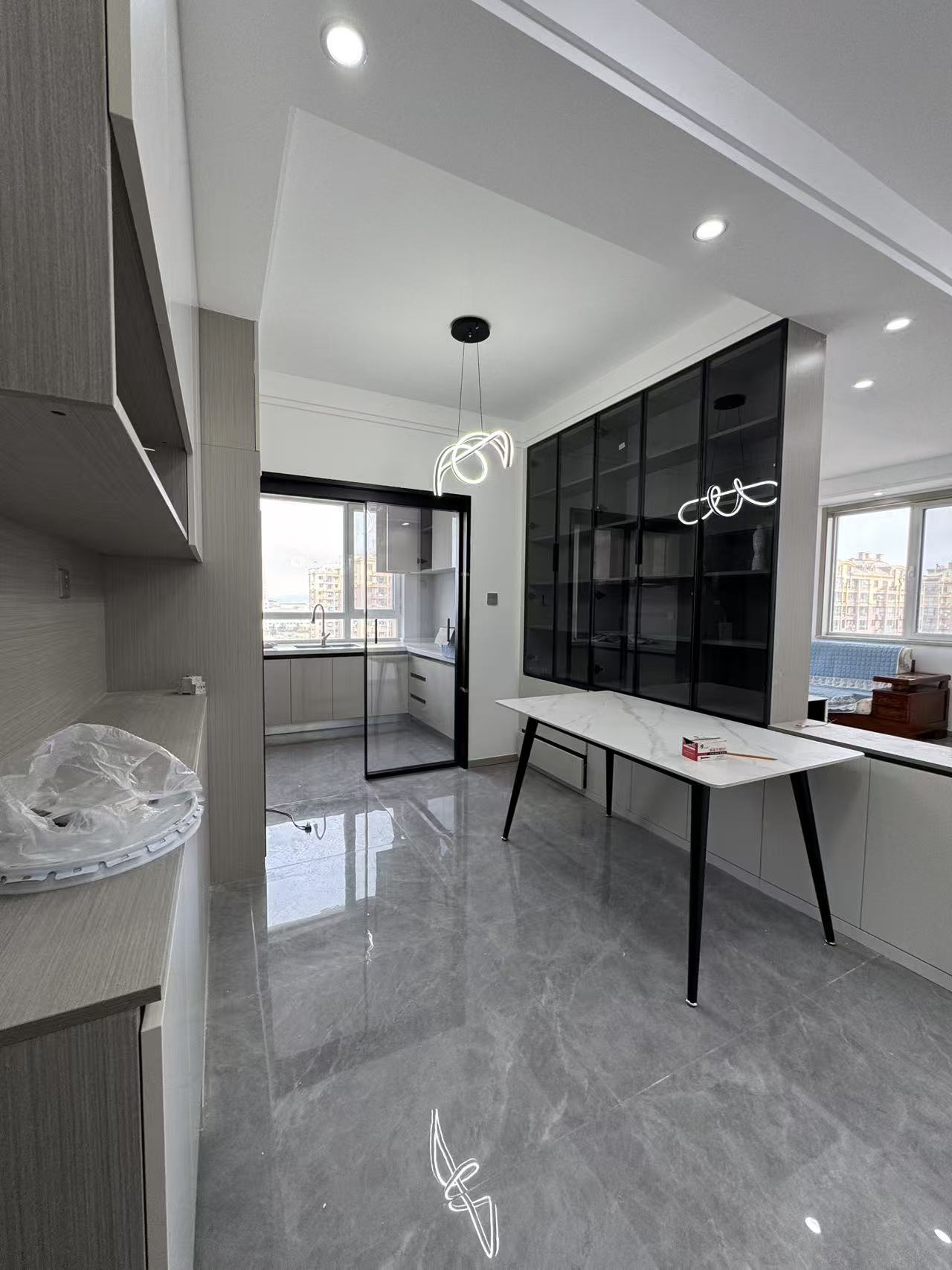 @1600/月，首次出租人和國際，電梯精裝2室