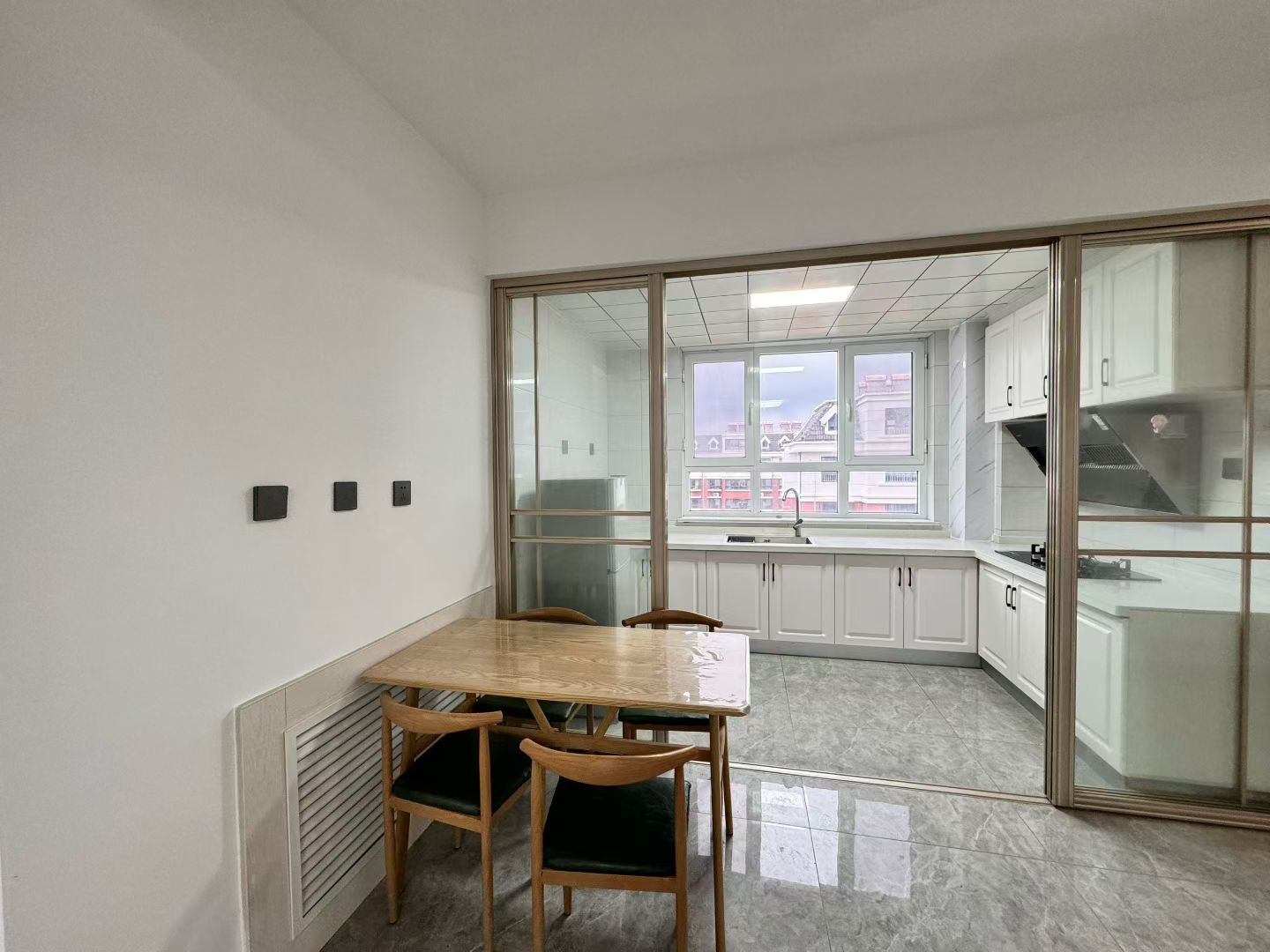 @出租:1300/月，書香世家，3葉草戶型