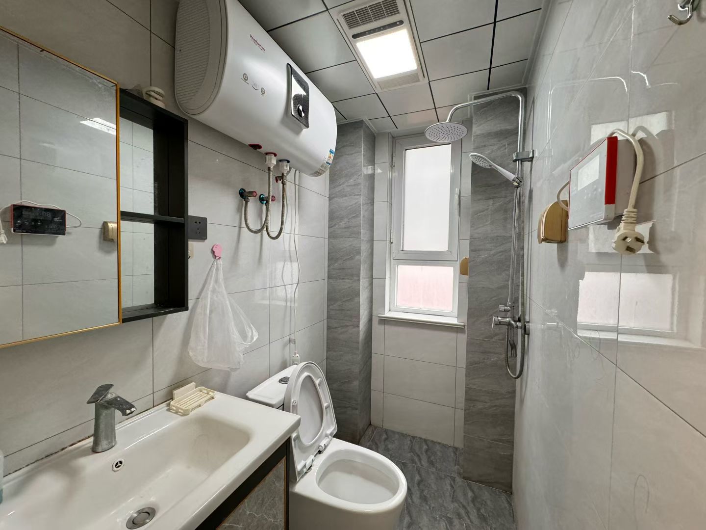 @出租:1300/月，書香世家，3葉草戶型