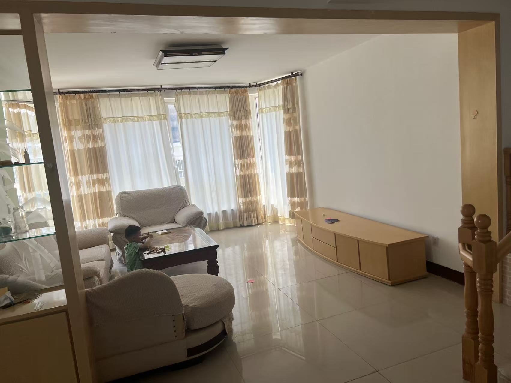 櫻花時(shí)尚一樓133平3室2室2衛(wèi)出租