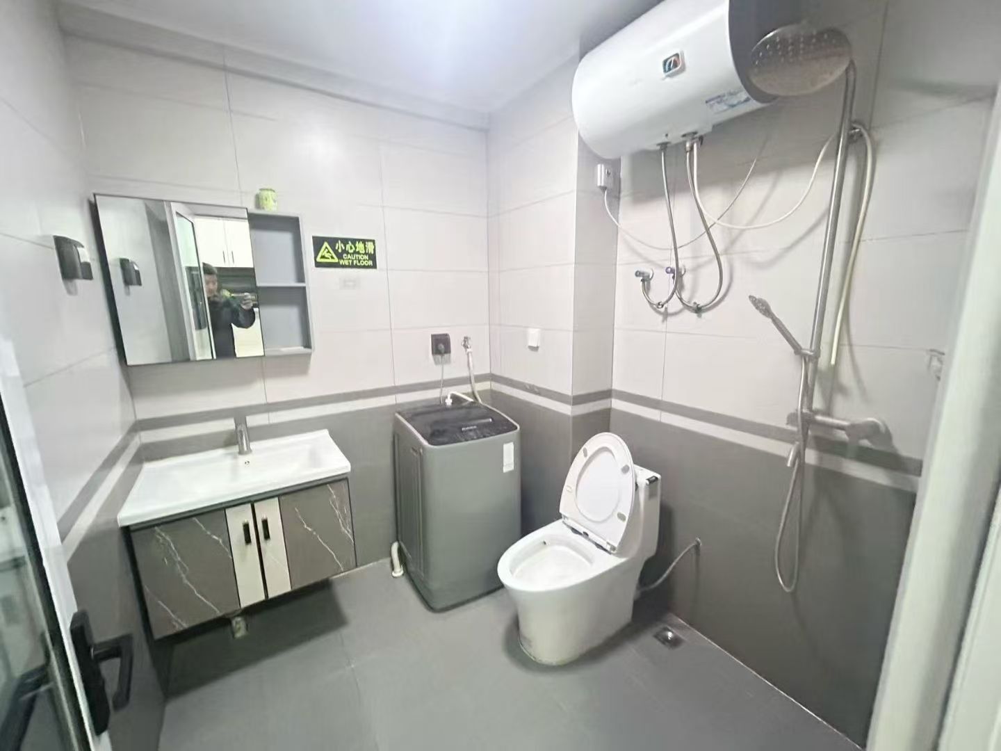 寶宇公館電梯19樓東向家具家電齊全拎包入住1000/