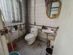 溫泉小區(qū)一樓帶院74.6平兩室19.8萬